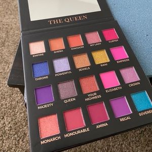The queen eyeshadow palette